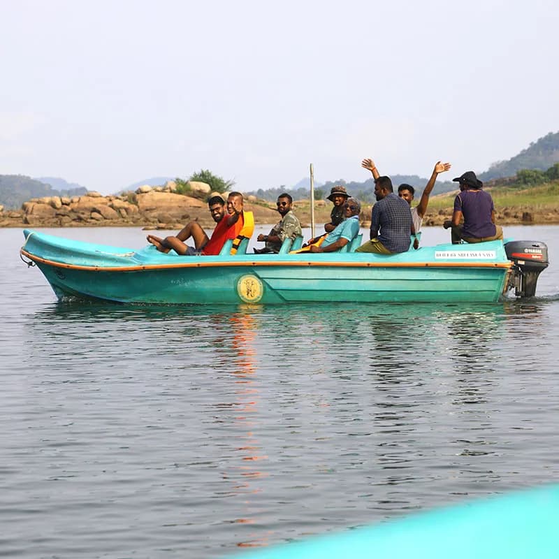 Boat safaris on Senanayake Samudraya
