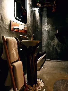 Stone-and-wood bathroom
with hot water